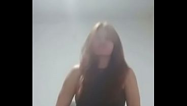 Pillo a mi madrastra masturb&aacute_ndose en videollamada ,observo su co&ntilde_o rosado y abierto