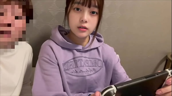 ゲームに夢中の彼女のジーンズをお尻まで半分脱がせて立ちバックでイかせてあげました同棲カップルのSEX