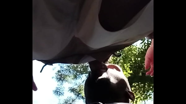 Twink da pika rosa me colocou pra chupar ele no parque gozou muito no meu bra&ccedil;o 