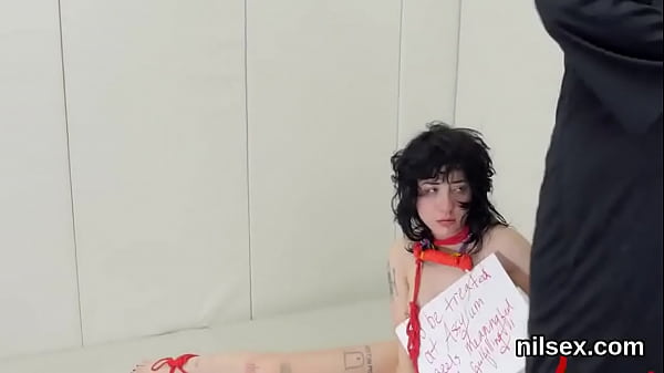 Mad tramp gets her fuckholes stretched and intensely screwed 