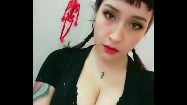 Mina Chilena Que Vende Sus Fotos Por Grinder thumbnail