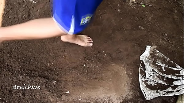 Digging With The Feet thumbnail