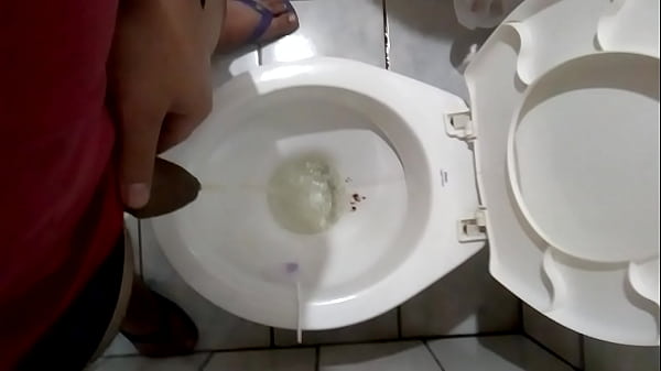 Play MP4 - Mais uma mijada&comma; s&oacute; faltou um capacho em baixo