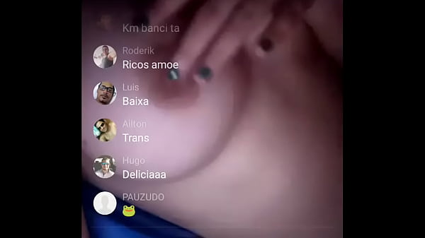 Novinha mostrando os peitos nalive