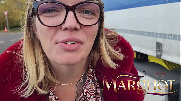 Exhib parking pl routier me rep&egrave;re et me baise comme une salope dans la cabine de son camion 