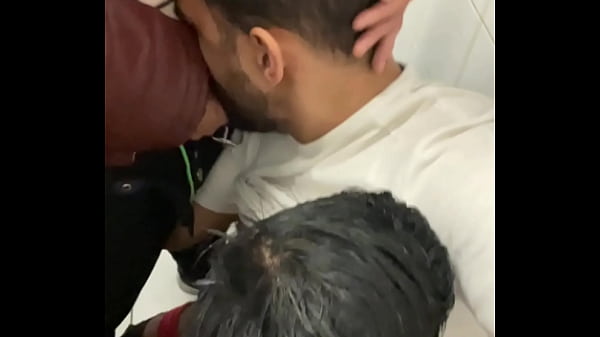 Trabalhadores Bem Dotados Numa Orgia Quente No Banheiro Vesti&aacute;rio Da Empresa. thumbnail