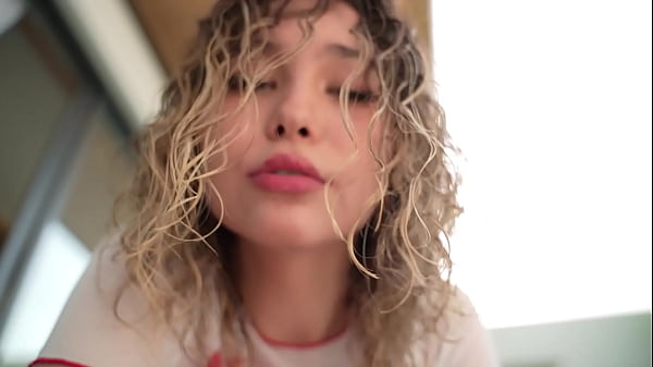 Play MP4 - Ultra-babe sucks my dick like a chupachups