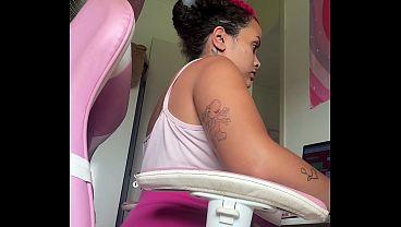 Nonton Home Office Workday Chubby Girl Natural Loud Farts Computer Desk Vibes thumbnail