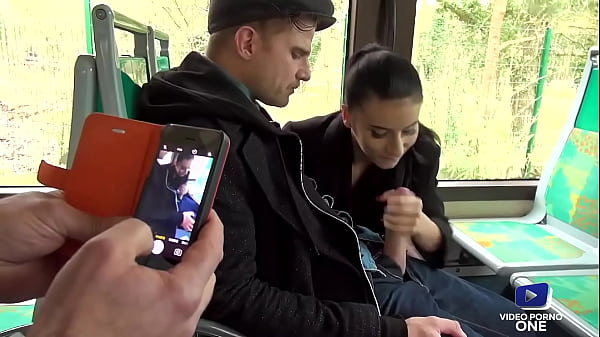 Elle Baise Dans Un Bus Devant Un Voyeur thumbnail