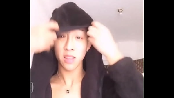 Trai đẹp m&igrave;nh d&acirc;y khoe cặc khủng 