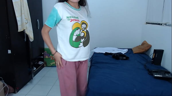 mi hermanastra sepone muy caliente cuando se cambia de ropa ellaes virgen