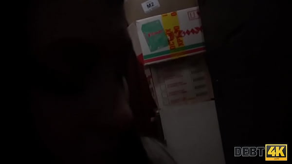 DEBT4k. Babe sollte wegen aller Schulden Sex mit Fremden haben 