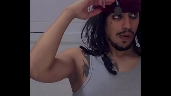 Indo pros perigos noturnos com uma vers&atilde;o calorenta do capit&atilde;o ️ 