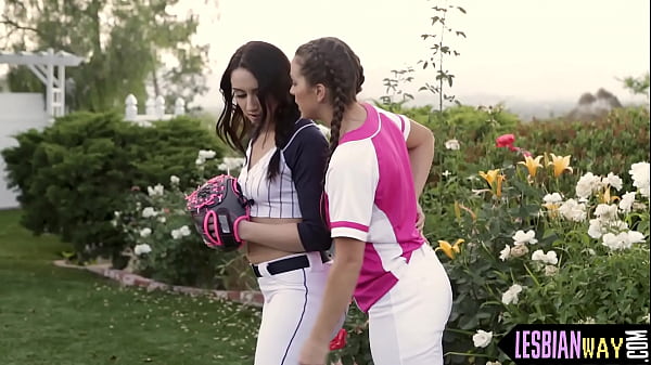 Stunning_lesbo toyed by her hornygf