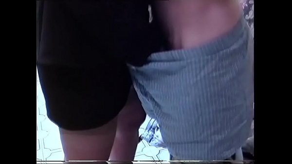 La mamma con la mascherina si fa fottere dal figliastro 