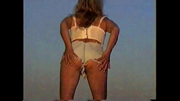 Loira se exibindo_com Shortinho socadinho