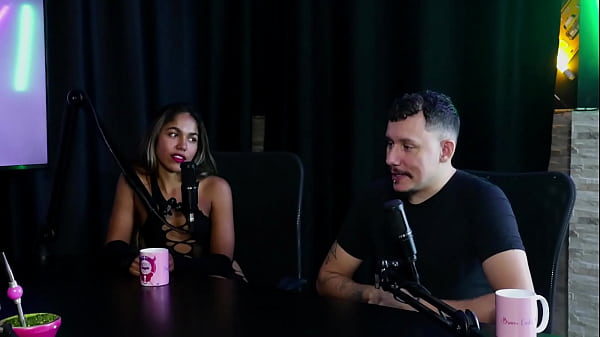 Morena tem os peitos e a buceta chupada depois de falar que o cliente nunca sentiu prazer transando, ent&atilde;o realiza seus fetiches de cuspe, gostou de fazer uma menage feminina - Casal Kaliente 