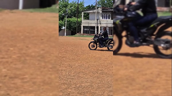 Nonton Solo Follo A Este Pendejo Por Que Me Deja Manejar Moto thumbnail