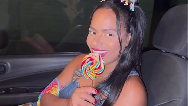 encontrei com uma novinha brincando no parque e ela pediu pra bricar com meu pirulito cabecudo ent&atilde;o levei ela para o carro(COMPLETO NO RED) 