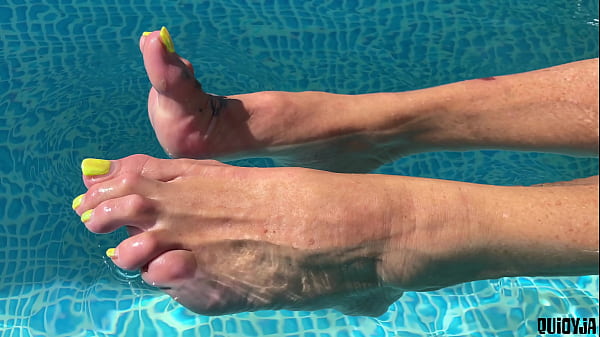 Nonton Splashing Feet In The Pool thumbnail