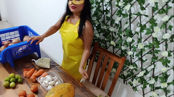 Sexo com a vendedora de verduras ela n&atilde;o tinha troco ent&atilde;o acabamos transando em p&eacute; no local de trabalho dela