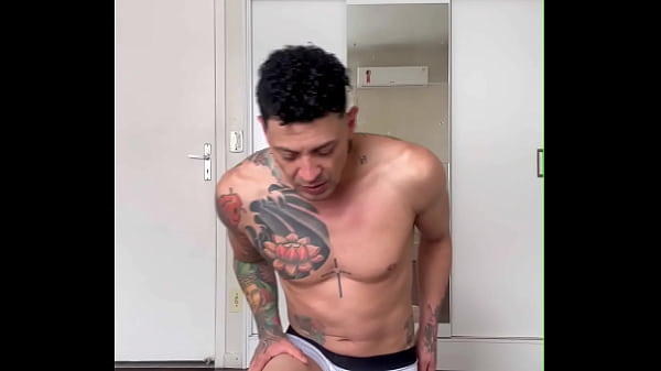 Treino gostoso fiquei todo suado e gozado&hellip; 
