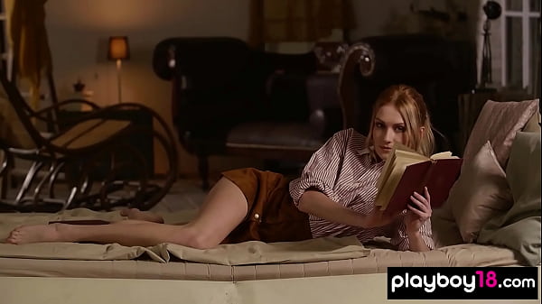 Nonton Skinny Small Tits Blondie Reveals Us Her Soaking Wet Cunt thumbnail