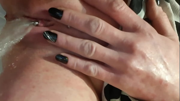 Play MP4 - Pierced Pussy Pissing