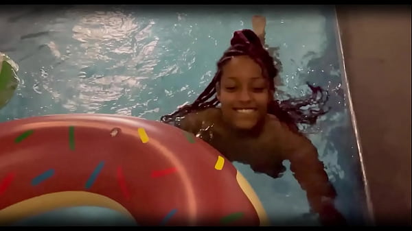 Nonton Na Piscina Do Motel Ganhando Aquela Mamada Da Negra Sexy thumbnail