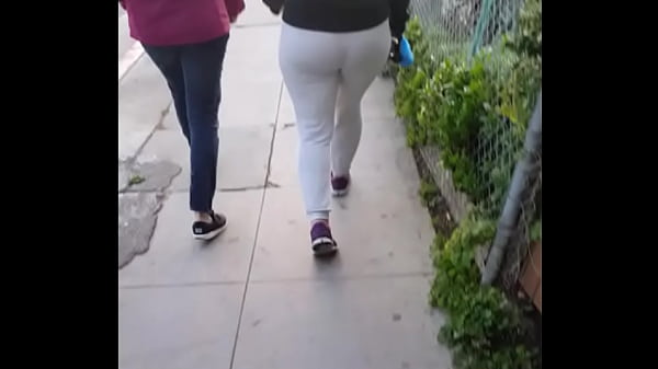 Nonton Big Booty Walking thumbnail