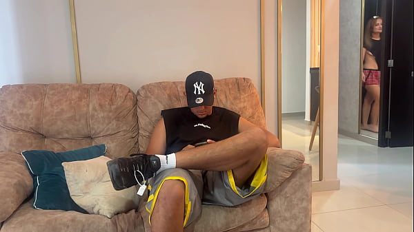 Nonton Me Aprovecho Que Mi Vecino El Cornudo Esta Distraido Para Cogerme Muy Duro A Su Mujer. thumbnail