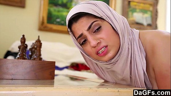 Play MP4 - Dagfs - Arabic Chick Nadia Ali Tastes White Cock