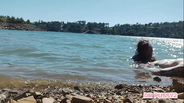 MAMEI O PAU DO TATUADO DENTRO DE &Aacute;GUA NA FRENTE DE TODOS OS TURISTAS QUE PASSEAVAM DE BARCO AO FINAL DA TARDE 