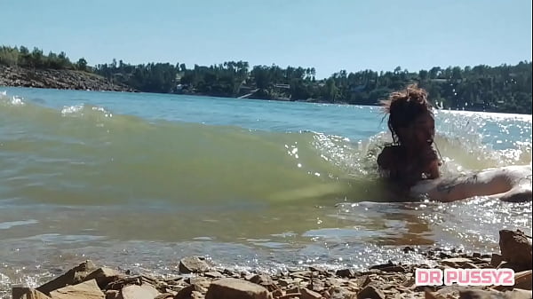 MAMEI O PAUDO TATUADO DENTRO DE ÁGUA NA FRENTE DETODOS OS TURISTAS QUE PASSEAVAMDE BARCO AO FINAL DA TARDE