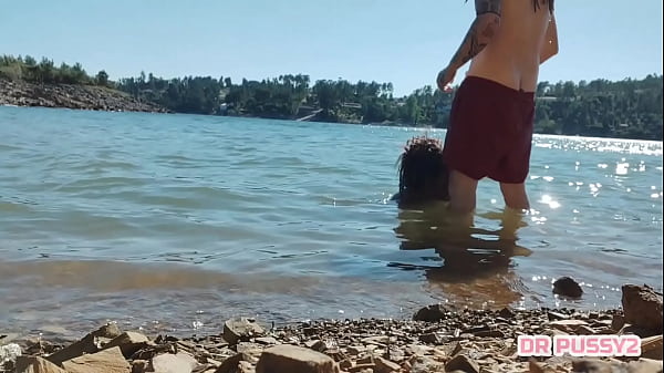 MAMEI O PAU DO TATUADO DENTRO DE &Aacute_GUA NA FRENTE DE TODOS OS TURISTAS QUE PASSEAVAM DE BARCO AO FINAL DA TARDE