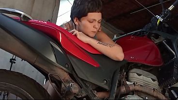 Botei a sapat&atilde_o para mamar na garagem enquanto minha mulher est&aacute_ a vendo tv com a mulher dela