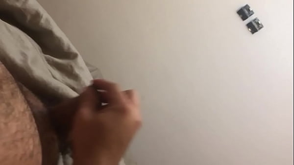 Play MP4 - Passivo gordinho na punheta e falando putaria