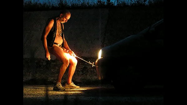 traction d_une voiture avec_que les_couilles