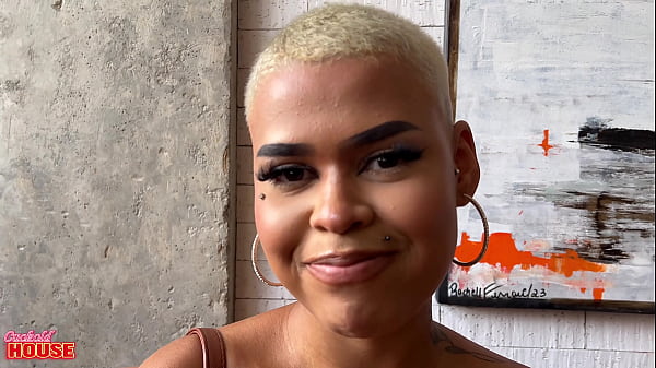 Essa gata de 20 aninhos gosta de sexo e o namorado corno gosta de ver v&iacute;deos dela trepando 