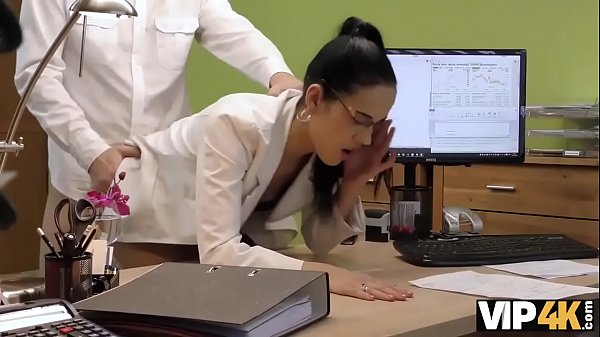 VIP4K. Hot brunette planifie unetournée de concerts mais a_besoin d'un énorme prêt