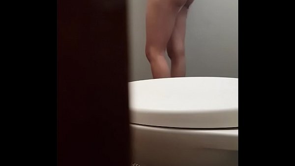 espio a_mi cuñada bañandose con la puerta abierta