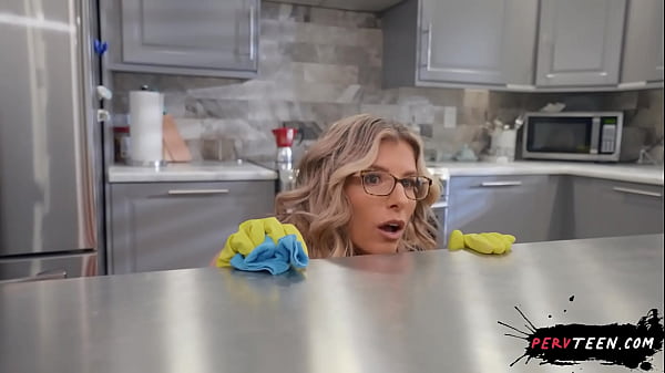 La mam&aacute; de mi novia me la chupa a escondidas bajo la mesa