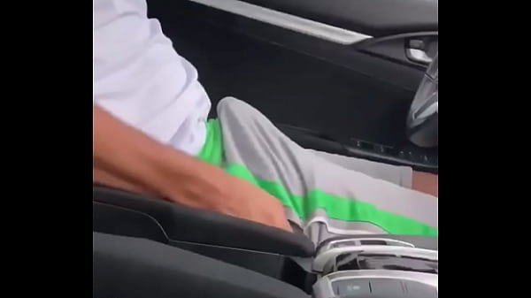 Hombre se masturba en su coche y se corre rapido. 