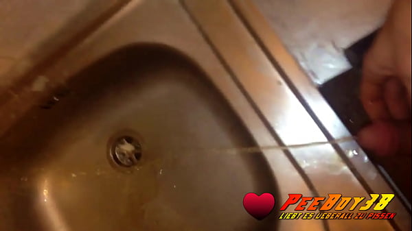 Play MP4 - Andy pinkelt in die Sp&uuml;le