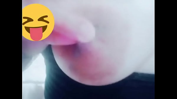 Ense&ntilde;ando si chichi se toca su rico pezon