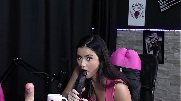 Gostosa demonstra o_seu boquete nos_brinquedinhos cheia de tesão Karen Gonçalves SHEER RED