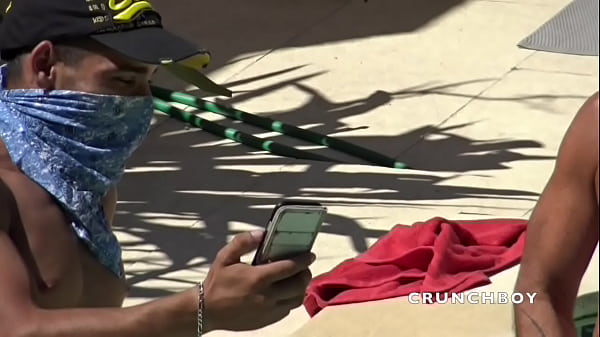 Jeune Hetero Suce Et Bais&eacute; Dans La Piscine Sans Capote thumbnail
