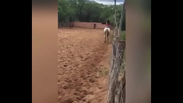 Larissinha cavalgando indo e voltando