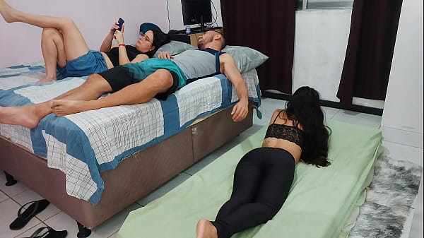 ESPOSA teve m&aacute; ideia de dividir o quarto com AMIGA 