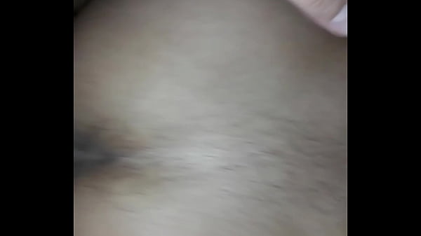 sentando sem capa e leitando dentro